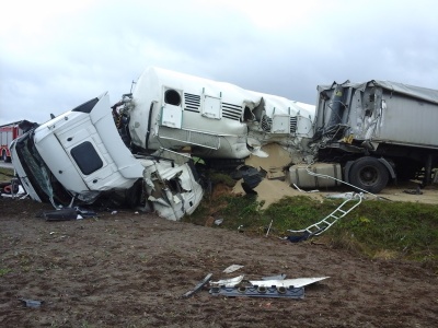 Zderzenie ciężarówek na drodze powiatowej. Trudna akcja strażaków