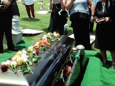 Czy można iść na pogrzeb podczas L4? Najnowszy wyrok sądu rozwiewa wątpliwości