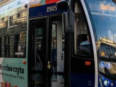 Na ulice Wrocławia wyjeżdża BookTram. W pojeździe będzie można dostać książkę za darmo