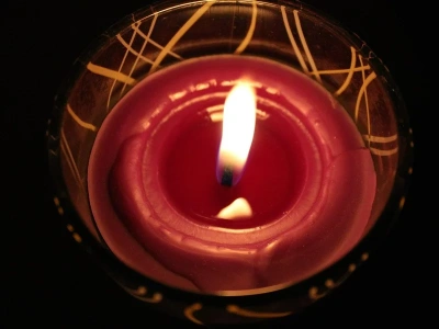 Dodaj tę przyprawę do znicza. Będzie świecić dłużej