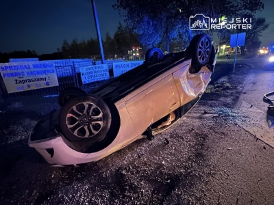 Zderzenie dwóch aut na DK7. Jedno z aut dachowało