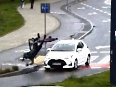 Zderzenie z rowerzystą na przejeździe. Policja: nie ustąpił kierującej pojazdem