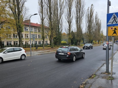 Olsztyn. Brak pasów przy SP nr 5 na al. Sybiraków. Rodzice uczniów alarmują: „To skrajnie nieodpowiedzialne!”