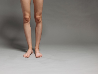 Zwiotczała skóra w okolicach kolan – jak wspierać jej napięcie i elastyczność?