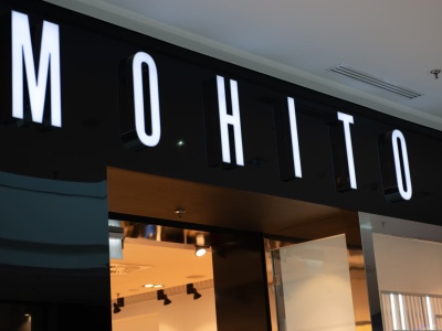 Ciepła kurteczka zimowa z Mohito to marzenie dla pań 50+. Teraz jest za 79,99 zł. A co w Sinsay?