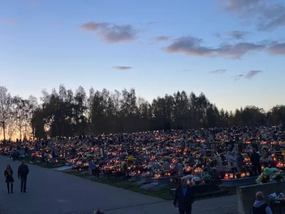 Nie muszą już jechać na cmentarz. Młodzi inaczej pamiętają o zmarłych