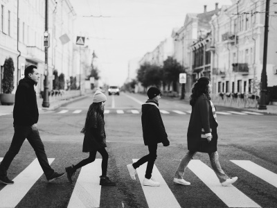 Zatrzymać samotność, odbudować wspólnotę – recepta na więcej dzieci