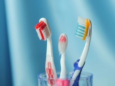 Nieproszeni goście. Co naprawdę żyje w twojej szczoteczce do zębów?