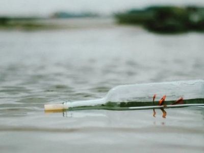 „Niech znalazca ma się tak dobrze, jak my w tej chwili”. Na plaży znaleziono list sprzed 100 lat