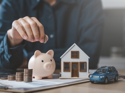 Młodzi, wykształceni i zatrudnieni – oni najczęściej oszczędzają