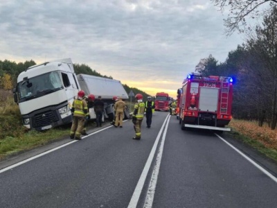 DK74 w Jaksonku utrudnienia po zderzeniu dwóch ciężarówek
