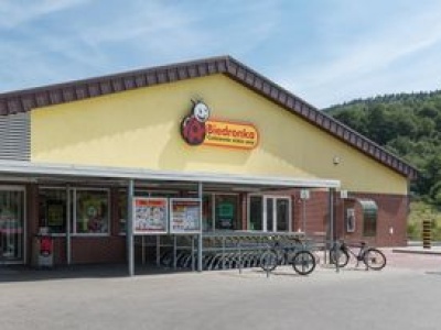 Nowy system na parkingach Biedronki. Sieć wyjaśnia, na czym polega