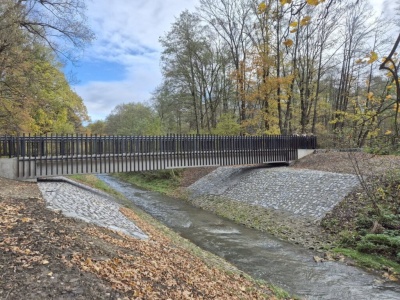 Skoczów. Kładka nad Bładnicą w parku na Górnym Borze ponownie otwarta dla mieszkańców