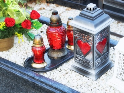 Nie zapalaj tak znicza podczas Zaduszek. Przez to zadomowi się u ciebie pech