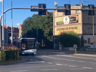 Jak dojechać na cmentarz w Legnicy? Będą dodatkowe kursy w weekend