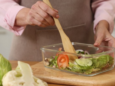 Jesz mniej i nie chudniesz? Dietetyczka wskazuje największy błąd w diecie kobiet w okresie menopauzy