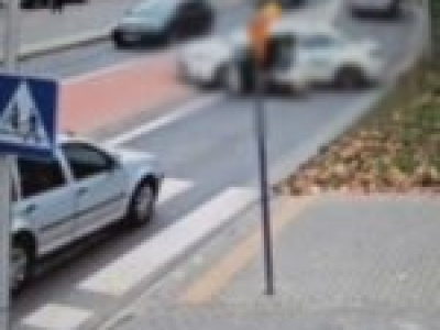 Niebezpieczny incydent pod dworcem w Zielonej Górze – taksówka sama ruszyła na ruchliwą ulicę