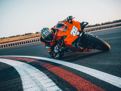 KTM 990 RC R 2026 wywołuje opad szczęki. To bestia uwolniona z toru wyścigowego