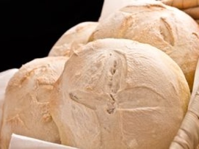 Przed laty wypiekano chlebki zaduszne i zanoszono na cmentarz. Zaskakujące, co tam z nimi robiono