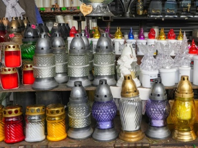 Każdy kolor ma swój symbol. Polacy nie mają pojęcia, jakie znicze kupują