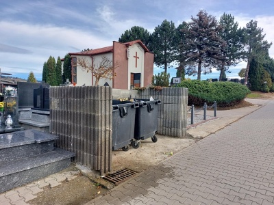 Nowy Sącz: Co z segregacją odpadów na cmentarzach? Zarządca apeluje o przestrzeganie zasad