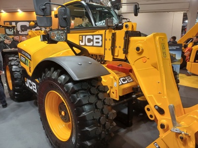 JCB ma 80 lat: Od garażu do globalnego giganta maszyn rolniczych i budowlanych