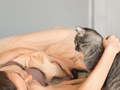 Kot chodzi po tobie, gdy śpisz? W jego geście jest więcej, niż myślisz