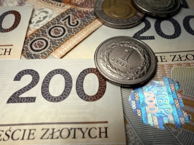 ​Średni przelew na konto emeryta to 982 zł. ZUS już przesyła pieniądze