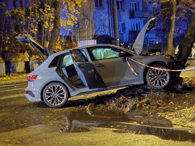 Poważny wypadek na skrzyżowaniu, jeden z kierowców jest ciężko ranny. Droga całkowicie zablokowana