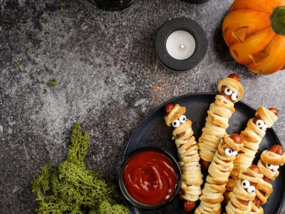 Przekąski z ciasta francuskiego na Halloween – pizzerinki z pająkiem i parówki-mumie, krok po kroku