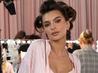 Rozebrana Emily Ratajkowski wdzięczy się w sesji do magazynu. Jest ogień? (FOTO)