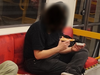 Rozsiedli się w metrze, jak w barze i jedli pizzę. Pasażer oburzony. 