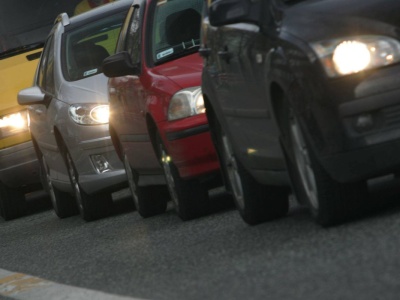 Trik ze ścianą zna każdy mechanik. Tak samodzielnie ustawisz światła mijania w 5 krokach