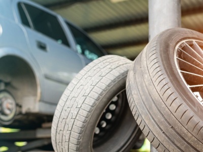 Jak zimą przechowywać letnie opony? Te zasady wydłużą ich żywotność
