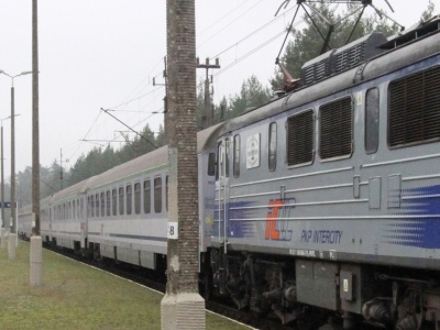 Wjechał prosto pod rozpędzony pociąg IC. Poranna tragedia na przejeździe