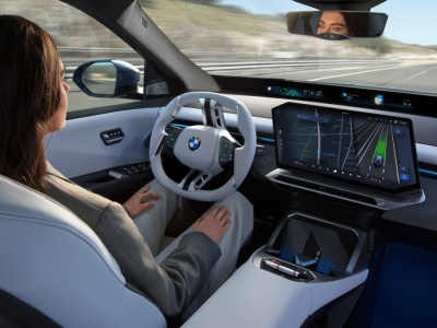 FSD oficjalnie trafia do Europy. Pierwsze wdrożenie w… BMW iX3, zmiana pasa i zjazd z autostrady potwierdzany wzrokiem