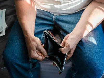 Raport ujawnia szokującą prawdę. Polacy coraz częściej walczą o płynność finansową