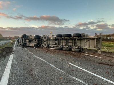Ciężarówka przewożąca drewno wywróciła się na bok na trasie S7. Droga jest zablokowana