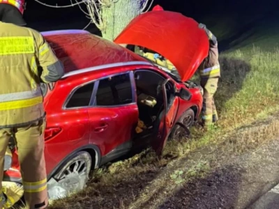 Uderzył w drzewo pod Ciechanowem. Siedział w zamkniętym aucie, trzymał w ręce nóż