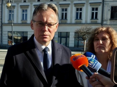 Europoseł Mularczyk wraz z żoną pozywają prezydenta miasta. ,,Naszym celem jest obrona prawdy”