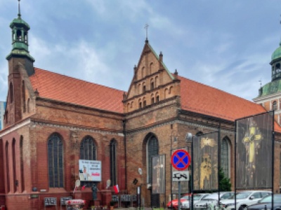 Panele fotowoltaiczne znikają z dachu Bazyliki św. Brygidy w Gdańsku