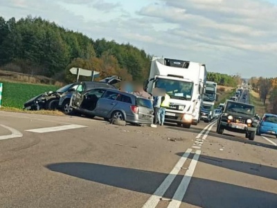 Zderzenie BMW z oplem na drodze krajowej. Trwa akcja ratunkowa, są utrudnienia w ruchu