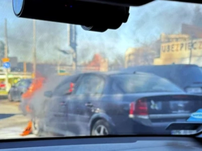 Pożar na drodze w Katowicach. Płonący samochód zablokował ruch