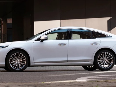 Za 119 900 zł możesz mieć limuzynę 4,85 m z silnikiem Volkswagena i pełnym wyposażeniem. Chińska premiera zaboli Skodę i Toyotę