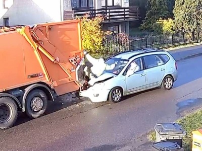Wbił się w pracownika śmieciarki. Dramatyczne nagranie z Podańska