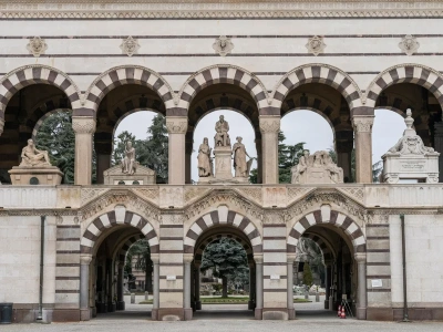 To jeden z najpiękniejszych cmentarzy Europy. Można go zwiedzać z przewodnikiem