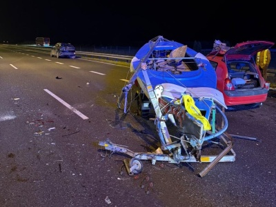 Kierujący Renault najechał na tył pojazdu Audi, który ciągnął przyczepę z żaglówką na trasie S7