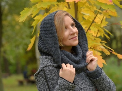 W tym sezonie będziemy je nosić zamiast czapek. Znajdziesz w wielu sieciówkach