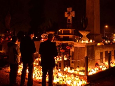 Dlaczego palimy znicze? Ogień pamięci od Dziadów po Wszystkich Świętych