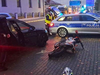 15-latek bez uprawnień na motocyklu. Uszkodził radiowóz podczas próby ucieczki